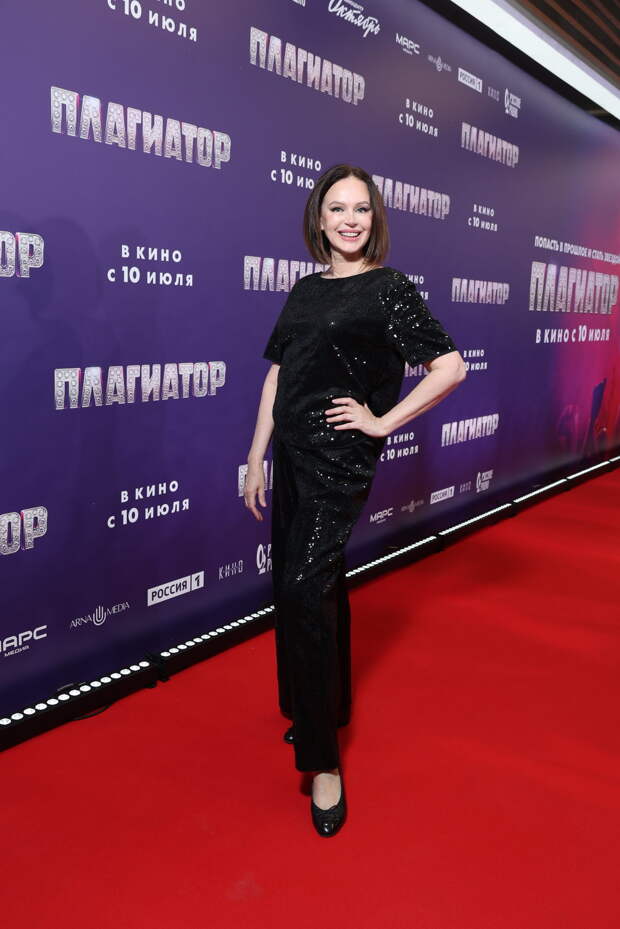 Чёрный пояс по У-Кра-Ду: Марат Башаров с дочерью, Стася Милославская с женихом и Роман Евдокимов с фотоаппаратом Чёрный пояс по У-Кра-Ду: Марат Башаров с дочерью, Стася Милославская с женихом и Роман Евдокимов с фотоаппаратом