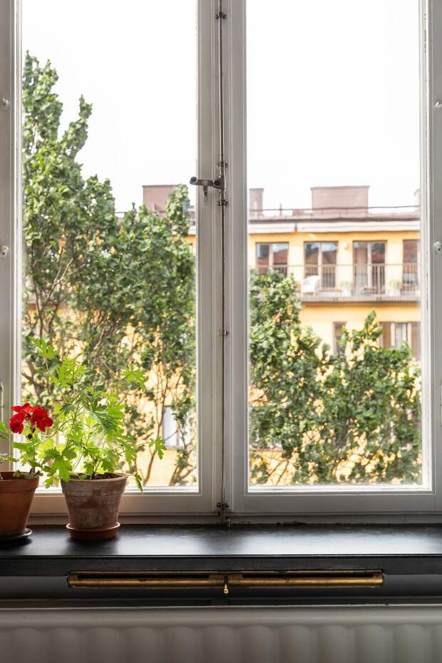 Тот самый выдвижной столик, которому уже более полувека