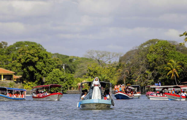 Водный Крестный путь на озере Кочиболка в Никарагуа