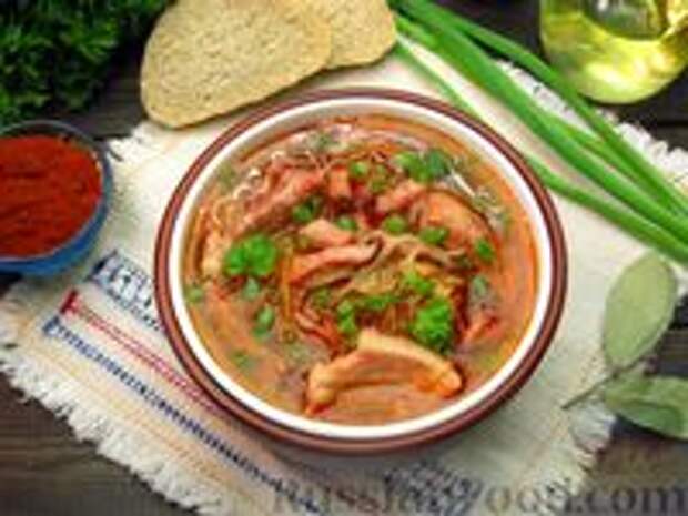 Фото к рецепту: Щи из квашеной капусты с ребрышками и грудинкой