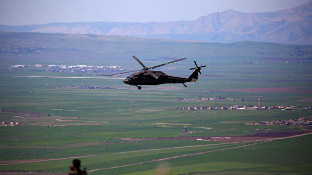 Вертолет международной коалиции, возглавляемой США, в районе границы Сирии и Турции. Архивное фото