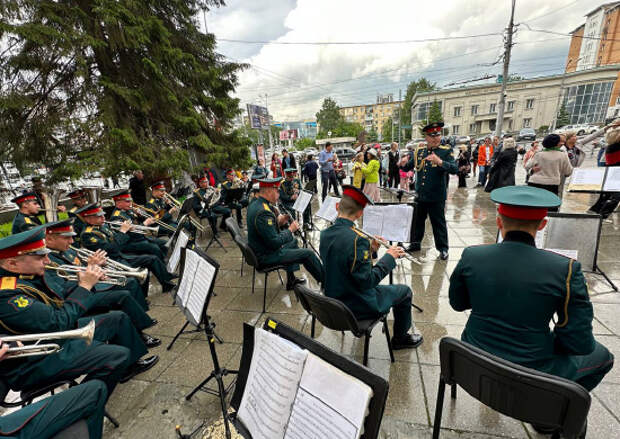 Впервые проект военных оркестров «Летние вечера духовой музыки» стартовал в Сибири