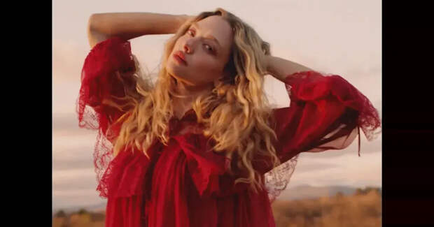 "Я строила планы, а потом никуда не шла". Аманда Сейфрид снялась для Vogue и рассказала о ментальных проблемах