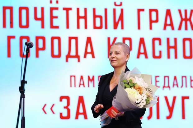 Симоньян после химиотерапии впервые появилась на публике без парика