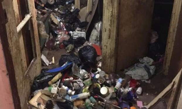 В Севастополе мужчина умер в  горе мусора, который 15 лет собирал на помойках, и тащил к себе домой