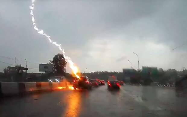 В автомобиль попала молния: стоит ли бояться за жизнь на самом деле?