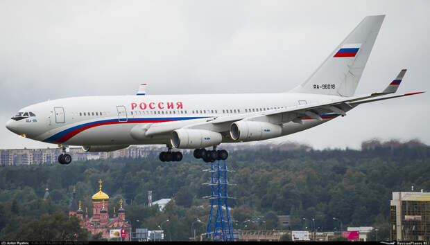 Самолёт Ил-96-300 заходит на посадку. Фото: Антон Рябов.