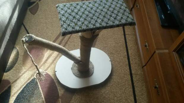 19. Приклеиваю кусок старого паласа, загибая края вниз, под платформу, и пришурупив их к платформе. 19. Приклеиваю кусок старого паласа, загибая края вниз, под платформу, и пришурупив их к платформе. животные, коты, своими руками, сделай сам