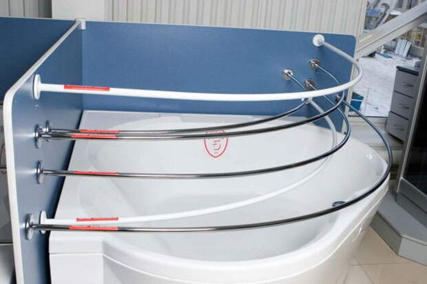 Оригинальные аксессуары помогают придать комфортный вид помещению ванной. Шторки для ванной давно стали неотъемлемым атрибутом в каждом доме. Но что делать, если в помещении стоит угловая ванна?-3