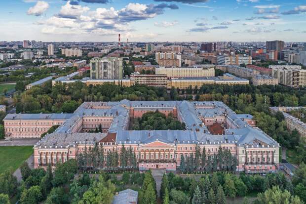 Дворец был построен для Екатерины II по проекту князя Петра Макулова и архитектора Антонио Ринальди / Фото: © A.Savin, Wikimedia