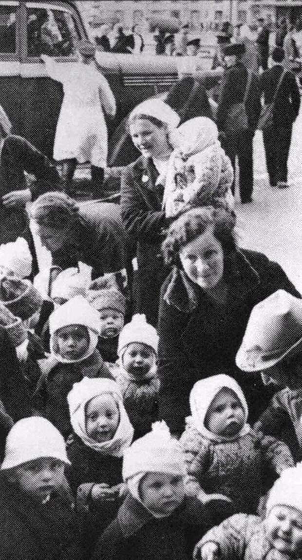 Эвакуация детсадов и яслей из города. 1942 г. Сталинград.