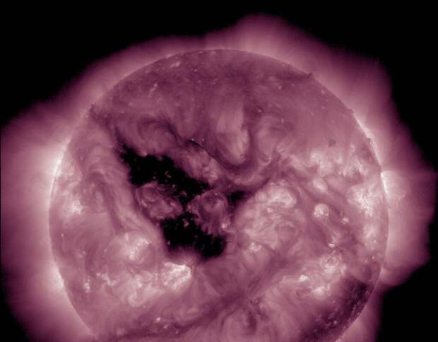 ИКИ РАН: на Солнце образовалась корональная дыра необычной формы