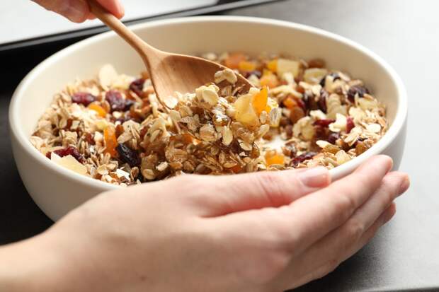 Ребенок вышел на кухню и встретил поедающую хлопья незнакомку без штанов