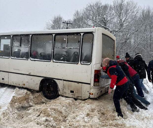Под Тулой автобус угодил в кювет