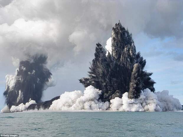 Извержение одного из 36-ти подводных вулканов у берегов Тонги, 18 марта 2009 года. Вулкан выбрасывал клубы дыма, пара и пепла на высоту до 100 метров над уровнем моря. вулкан, извержение