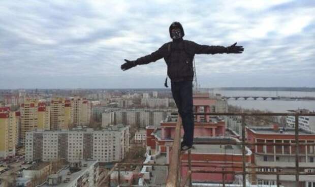 В реанимации, но живой: упавшего с 23-го этажа подростка спасло такси глупость, опасность, падение с высоты, подростки