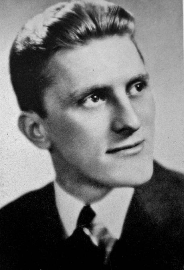 Кирк Дуглас в 1939 г.