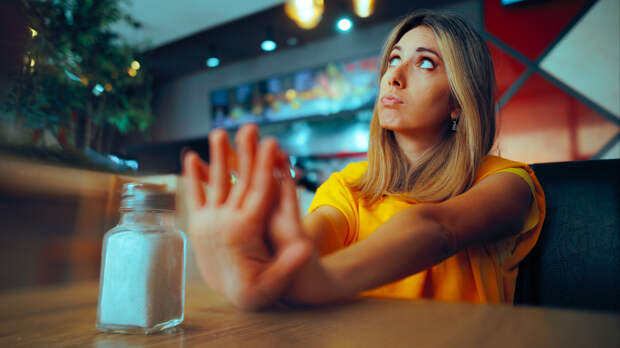 Какие продукты исключить, чтобы перестать отекать по утрам