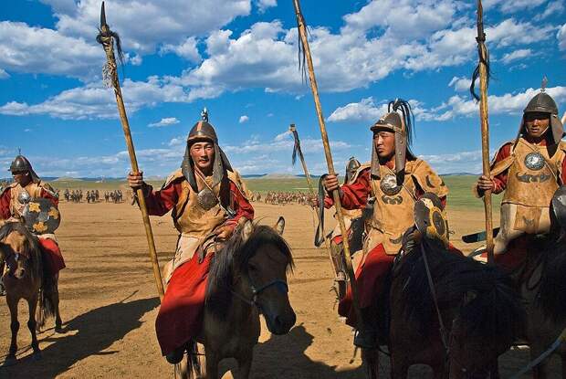 близкая к той эпохе реконструкция конного воина-монгола