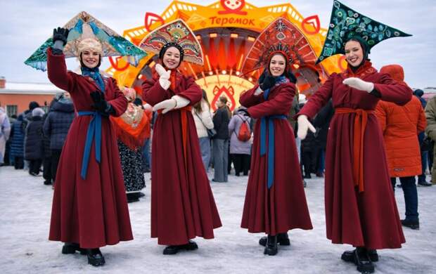 Хоровой перформанс, соломенные арт-скульптуры и розовые блины: в Петропавловской крепости пройдет фестиваль «Сударыня Масленица»