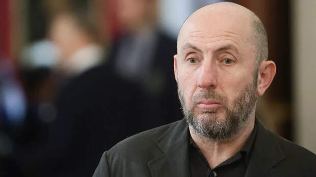 Директора МХАТ Кехмана подозревают в получении взятки автомобилем Mercedes