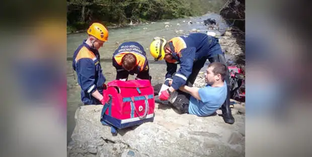Неудачная прогулка: в Сочи мужчина упал с парапета в реку