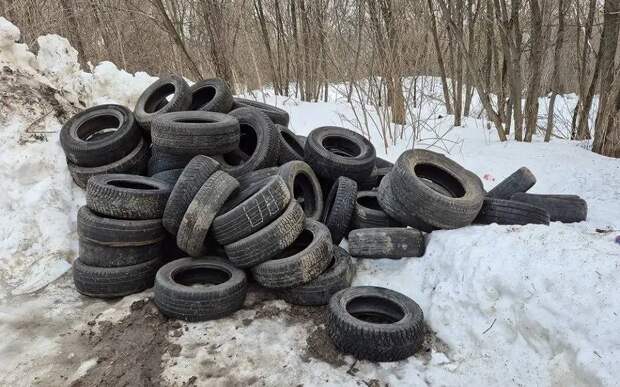 Рязанцы сообщили о свалке шин на 3-их Бутырках