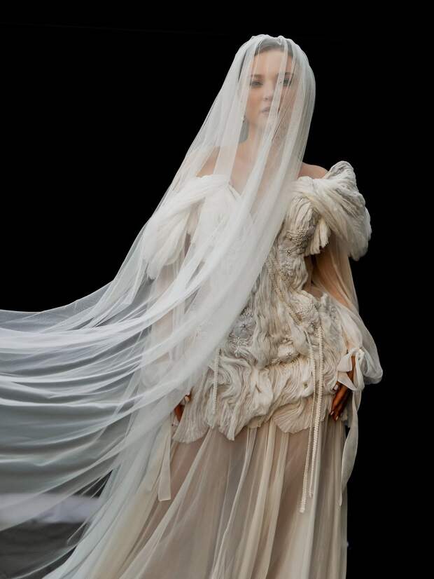 Бросок букета из окна второго этажа, винтажные рамки с семейными фото и церемония разрезания торта на барной стойке - праздник пары в Ладо