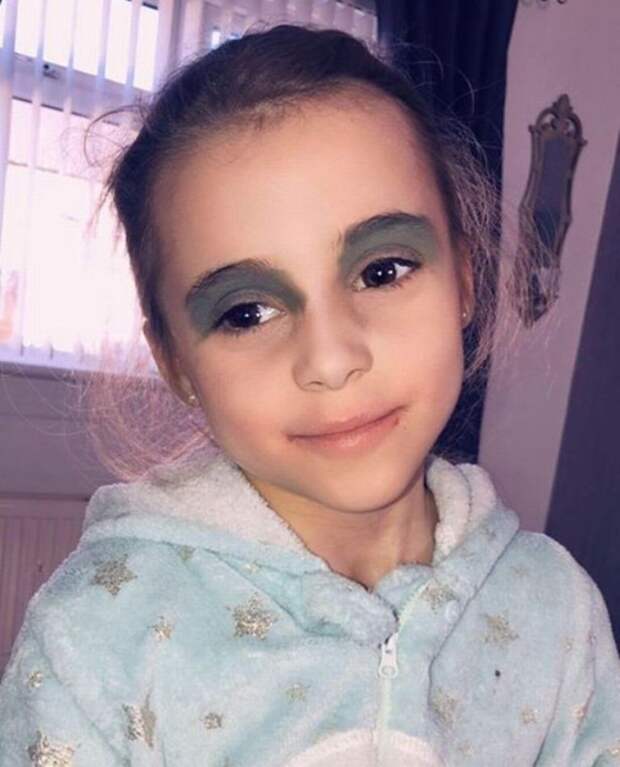 7-летняя девочка придумала новый способ использования накладных ногтей. Мама долго смеялась