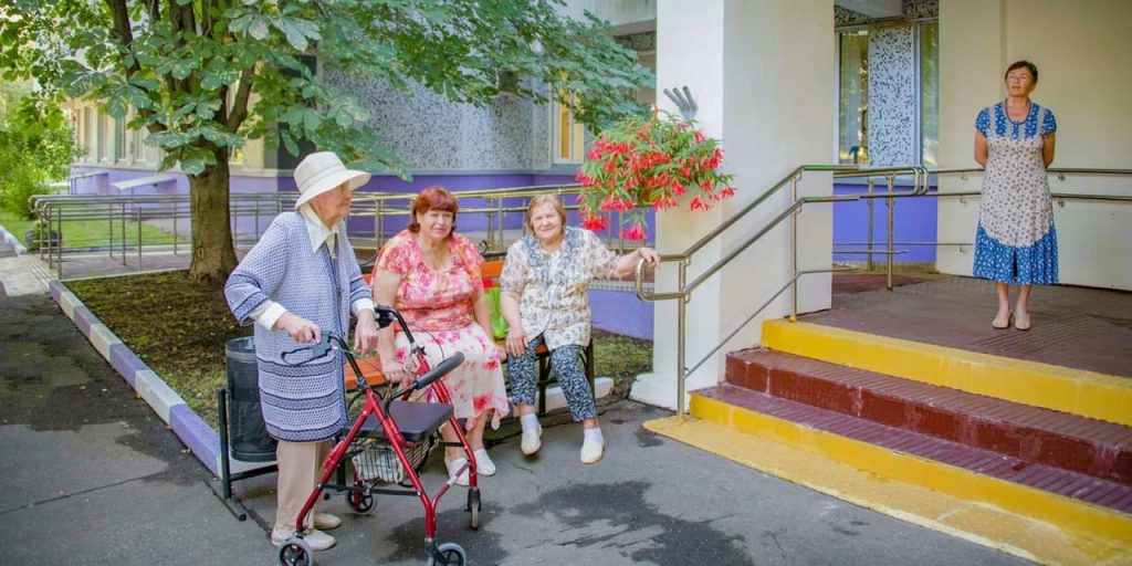 Помощников по уходу в столичных домах-интернатах переобучат по новой уникальной программе