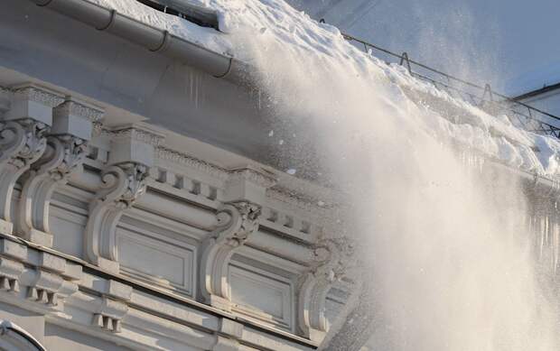 Девочек четырех и пяти лет завалило снегом в Подмосковье