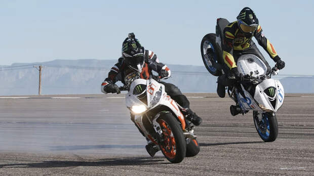 Компания Triumph сняла на видео два дрифтующих мотоцикла