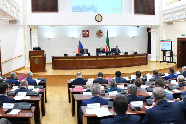 Минниханов призвал усилить меры против буллинга и подростковой преступности