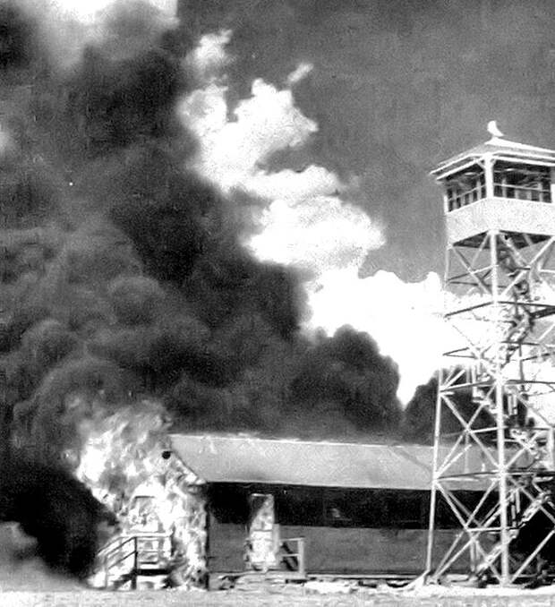 Пожар, оставленный мышиными бомбами после испытаний на авиабазе Карлсбадского военного аэродрома, май 1943 года. /Фото: wikiрedia.org