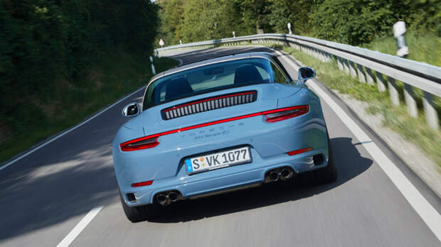 Porsche 911 Targa 4S выполнили в стилистике классических спорткаров компании. Фото 1