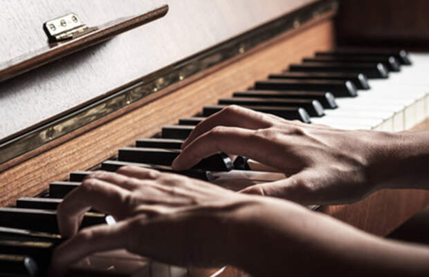 obuchenie-vzroslogo-igre-na-fortepiano.jpg