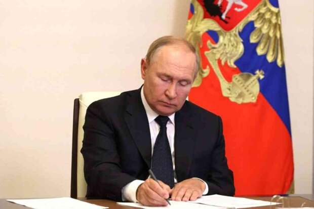 Путин потребовал снизить бумажную нагрузку на учителей и врачей