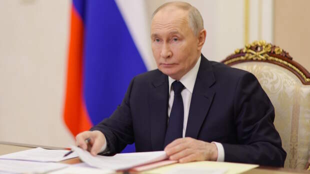 Облегченный переход на уплату НДС, защита от сокращения вернувшихся со службы, защита доходов инвалидов: какие законы подписал Путин