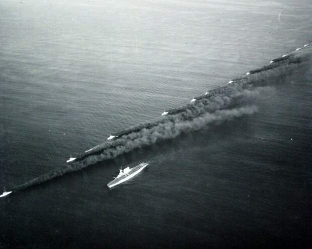 Маскировка авианосца USS "Lexington" (CV 2) путём постановки дымовой завесы эсминцами. 1932-1936-й гг. история, ретро, фото