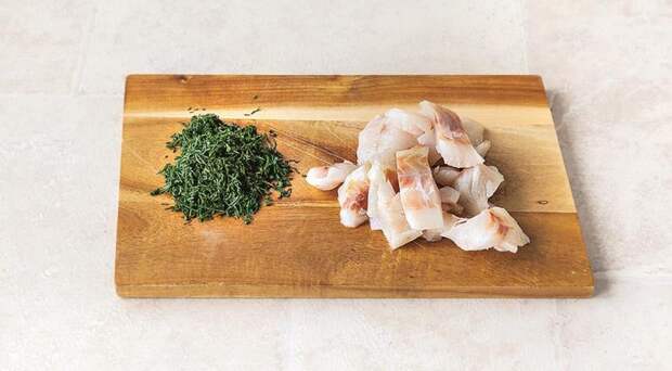 Уха из белой морской рыбы с укропом. Шаг 3