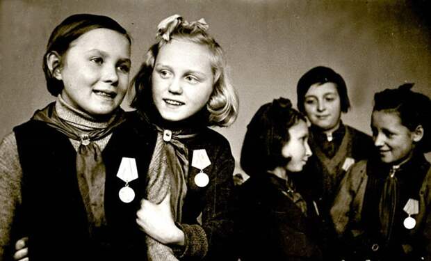 Отличницы 4-го класса 47-й школы г.Ленинграда, награжденные медалями «За оборону Ленинграда».  Ноябрь 1943 г.