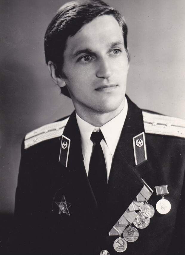 Александр Тихонов в молодости.
