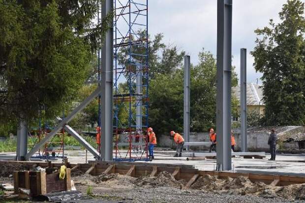 Рабочие возводят каркас ФОКа на улице Рязанской в Тамбове