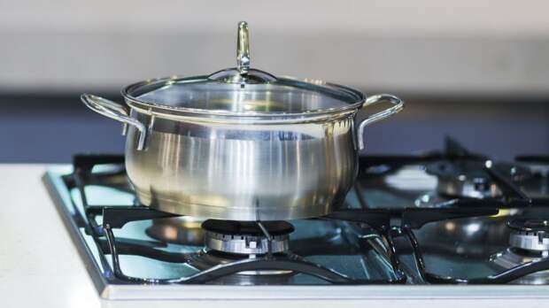 Блендеры, сковородки, ножи и щипцы: шеф-повара мира рассказали о своих любимых предметах на кухне, которые они забирают с собой на новое место работы