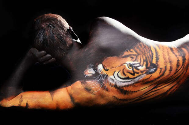 Роспись по телу в виде тигра. Автор работы: Gesine Marwedel.