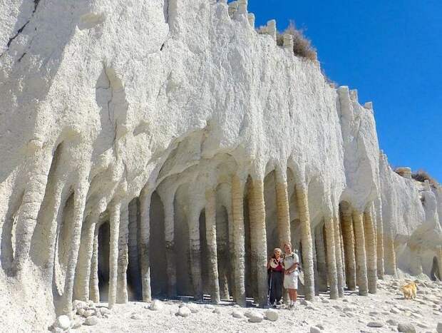 Таинственные каменные колонны озера Кроули в Калифорнии, США (7)