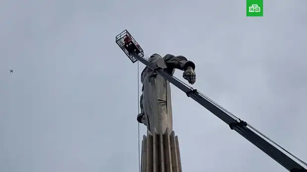 В столице помыли памятник Юрию Гагарину