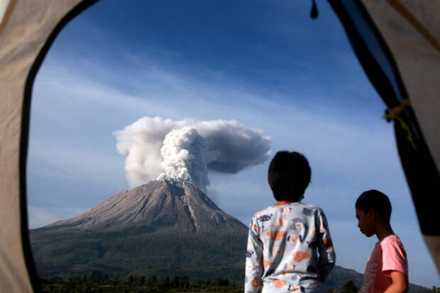 В Индонезии произошло извержение вулкана Руанг, идет эвакуация людей