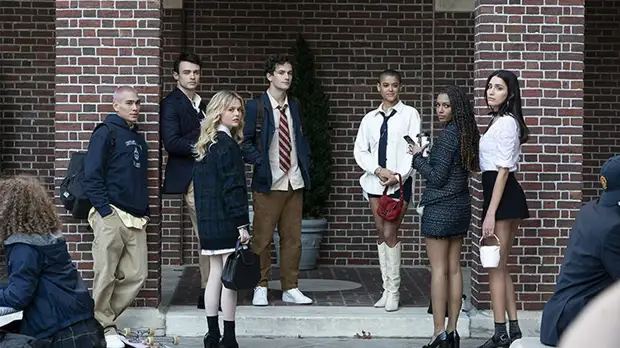 Портрет поколения или «блёклая попытка»: как зрители и критики встретили перезапуск сериала «Сплетница»