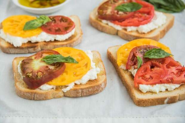 Бутерброды с сыром и помидорами. \ Фото: mealthy.com.